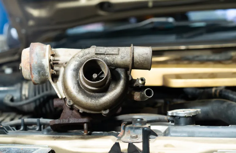 Turbosprężarka na&nbsp;tle maski samochodu